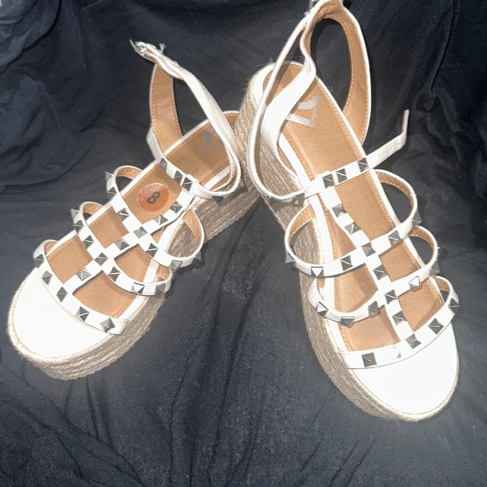 Report size 8 white sandals
